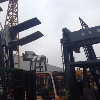 如何選購性價比高的二手夾抱叉車與軟包夾叉車？高清細節圖全解析